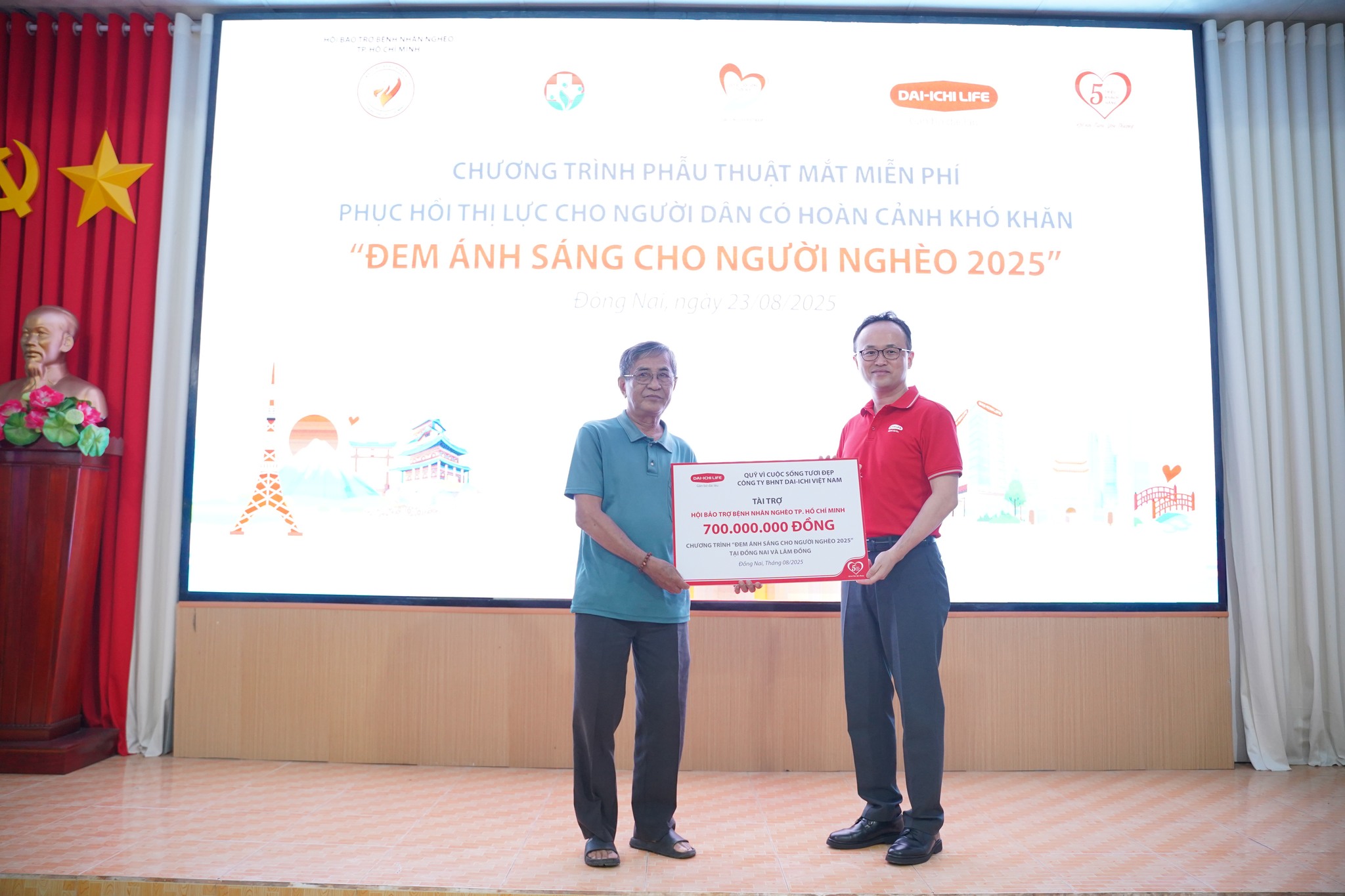 Ông Takahama Yoshihito, Phó Tổng Giám đốc Điều hành kiêm Phó Tổng Giám đốc Hành chính Tổng hợp Dai-ichi Life Việt Nam (bên phải) trao biểu trưng số tiền 700 triệu đồng tài trợ cho Chương trình "Đem ánh sáng cho người nghèo 2025"